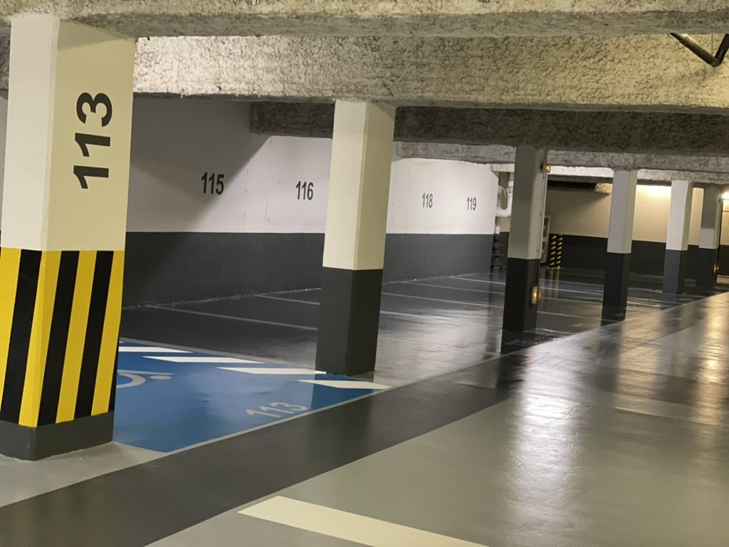 Parking souterrain — peinture et sol époxy